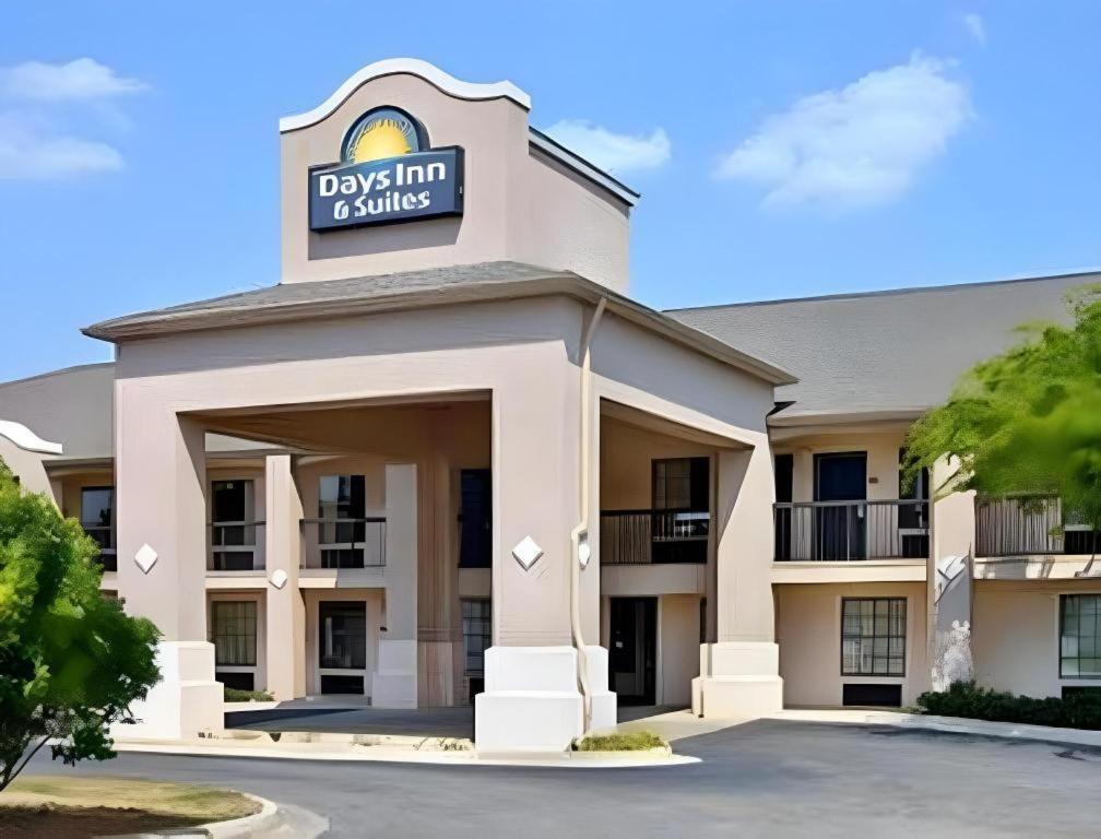 Days Inn & Suites By Wyndham Fort Valley Exterior photo